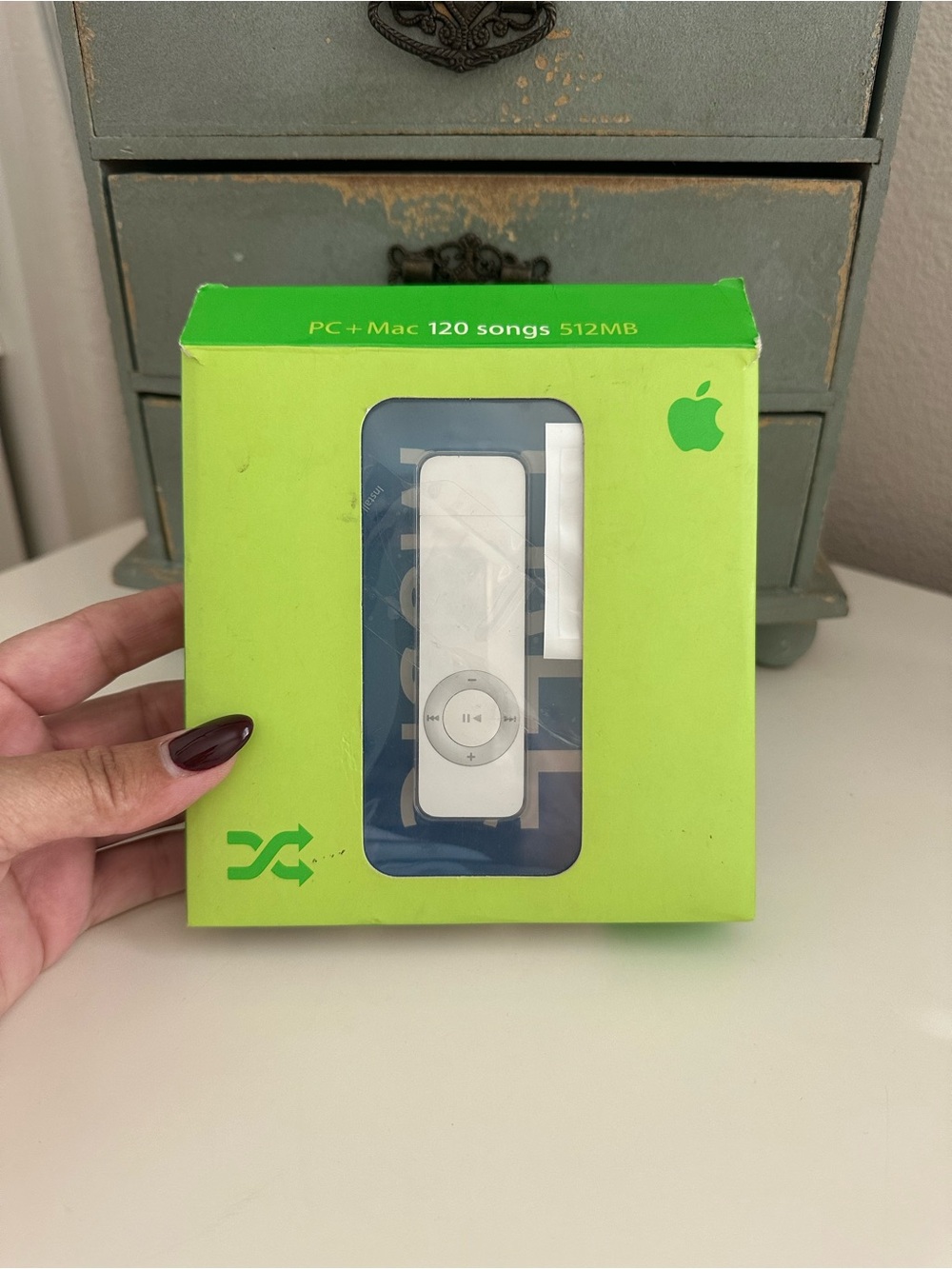 Apple White iPod Shuffle 512MB with Clip in Retail Box